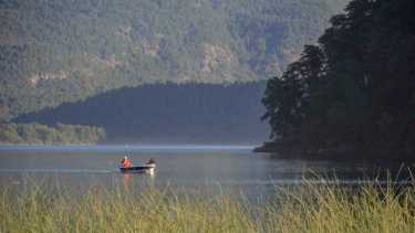 El lago Nonthué y el río Hua Hum son una tentación e la Patagonia. Se llega por la ruta provincial 48.