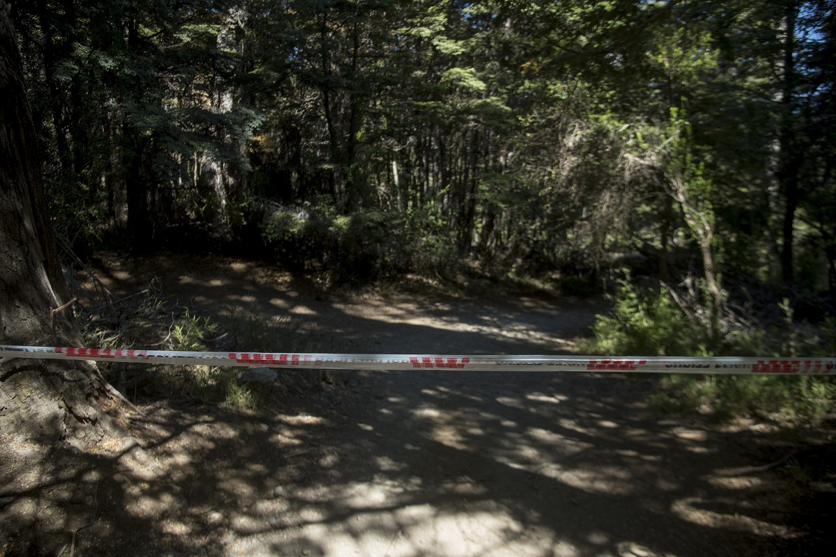 La mujer víctima de femicidio recibió 9 disparos de arma de fuego y fue hallada en el sendero a lago Escondido, en Bariloche. Foto: Marcelo Martinez