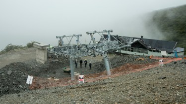 La estación inferior de la nueva telesilla ya tiene sus bases firmes (Foto: Marcelo Martínez)
