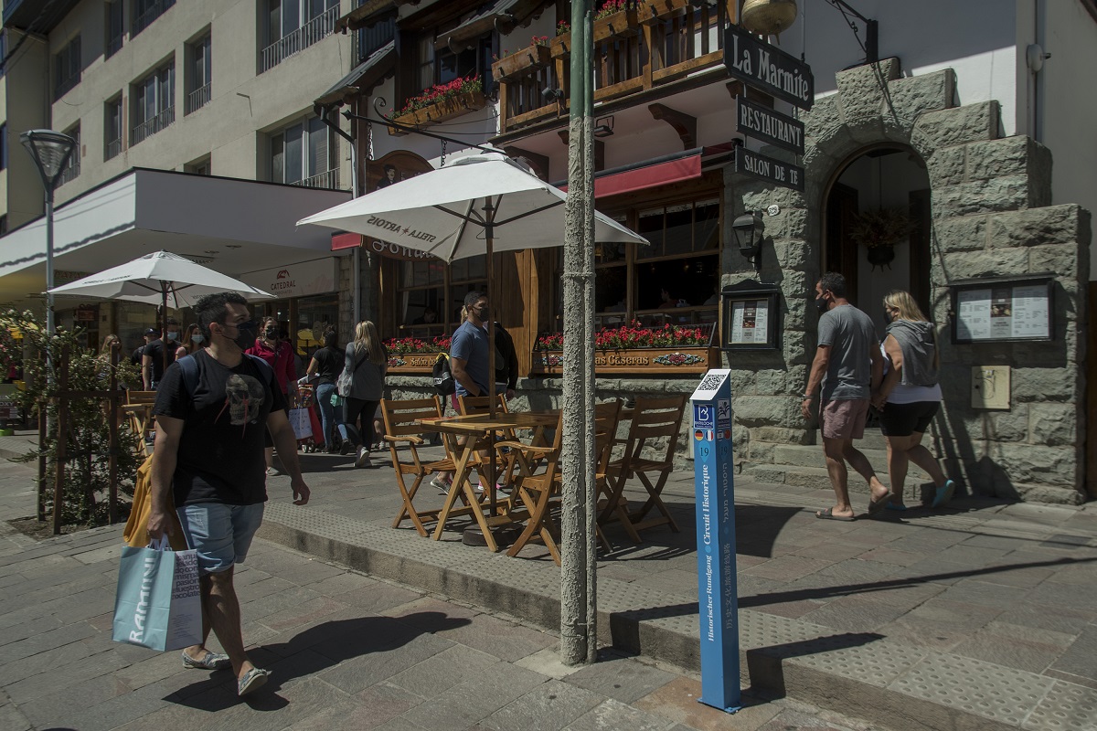 Los tótems con información turística destacan 24 puntos históricos del centro de Bariloche, entre ellos el edificio de un restaurante donde estaba la vivienda De los Santos. Foto: Marcelo Martinez