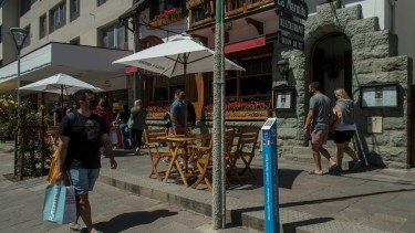 Los tótems con información turística destacan 24 puntos históricos del centro de Bariloche, entre ellos el edificio de un restaurante donde estaba la vivienda De los Santos. Foto: Marcelo Martinez