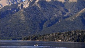 Crece la oferta de servicios truchos a turistas en el lago Nahuel Huapi
