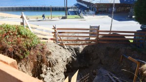 Un arroyo subterráneo provocó un enorme cráter en el Centro Cívico de Bariloche