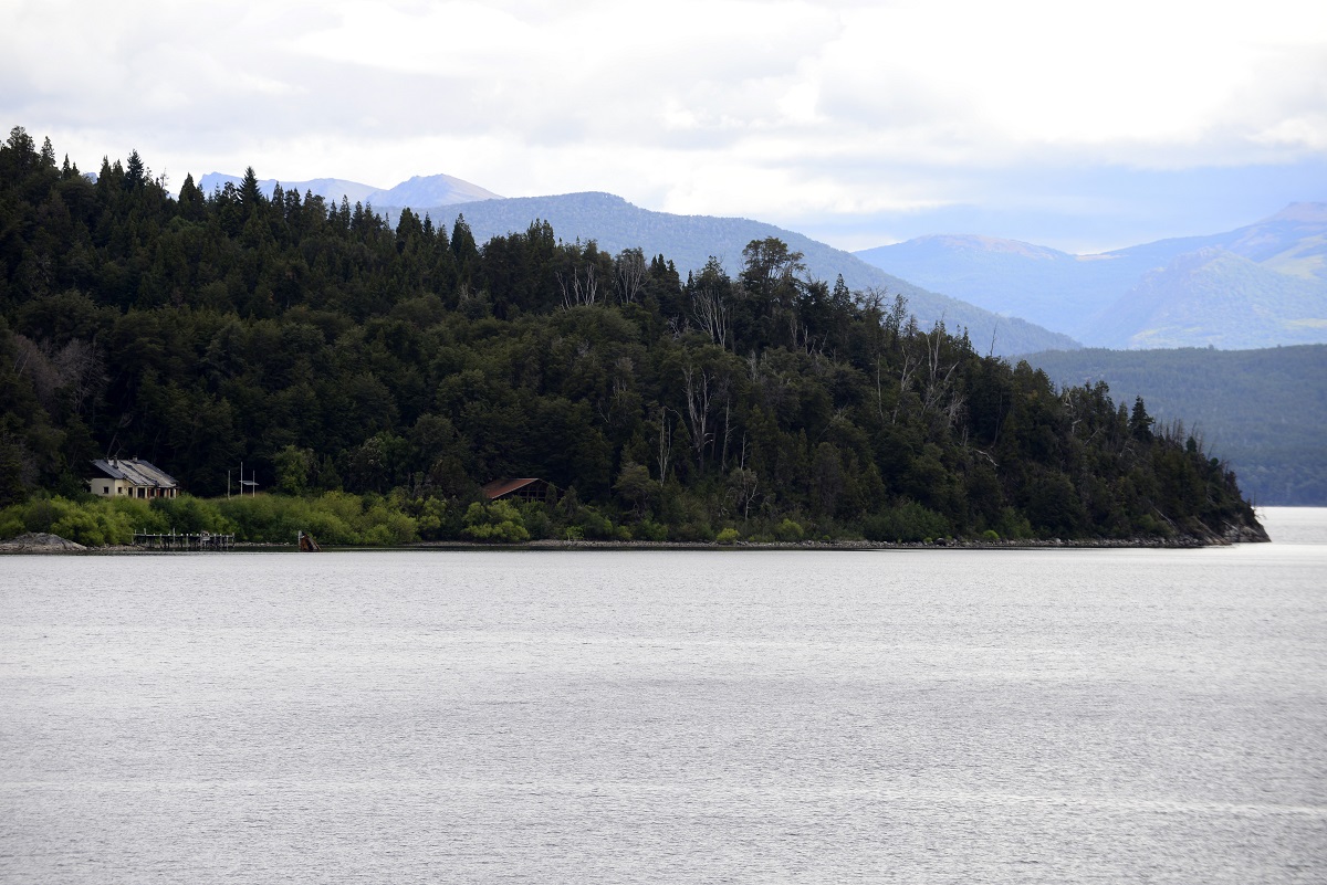 La isla Huemul está frente a la costa del kilómetro 8 de Bariloche, en el centro del lago Nahuel Huapi. Foto: Chino Leiva
