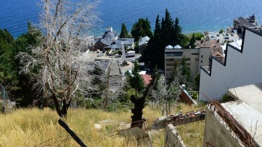 Años atrás un incendio de interfase llegó hasta la calle Tucumán afectó estructuras. Hoy se visualizan los vestigios en pleno centro de Bariloche. Foto: Chino Leiva