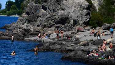 De un color azul profundo, el Lago Nahuel Huapi es uno de los lugares más atractivos la Patagonia. A lo largo de su costa se pueden encontrar playas como Bahía Serena.