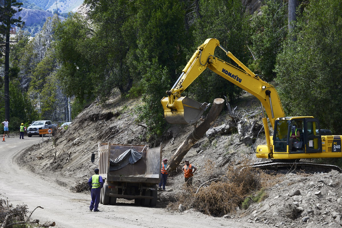 CN Sapag ejecuta la obra de asfalto de la ruta provincial 65 para conectar Villa Traful. Foto: Chino Leiva