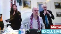 Imagen de Otra foto de Boris Johnson en un festejo durante la pandemia golpea aún más su imagen