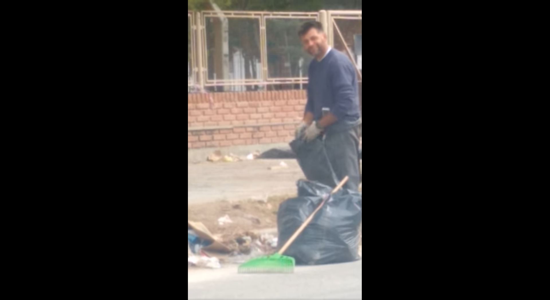 Cristian Haspert recolectando basura en la calle. Foto: Captura de video