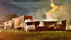 Un camión que transportaba aerosoles chocó y explotó en Panamericana: hay cuatro muertos