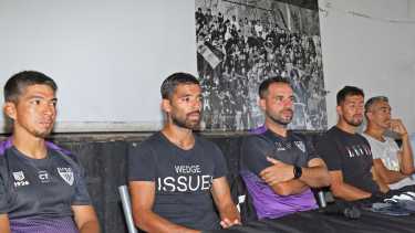 Mariano Figueroa (preparador físico), Meza. Germán Alecha (DT), Facundo Crespo y Manuel Berra. Cipolletti se presentó con vistas a una nueva temporada. Fotos: Juan Thomes 