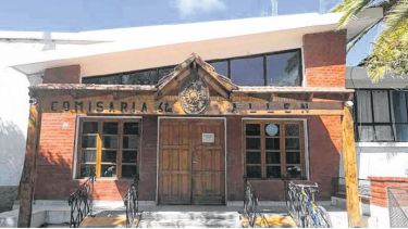 Desde la Comisaría Sexta de Allen, los delincuentes presenciaron la transmisión de la audiencia de formulación de cargos. Luego  fueron liberados. Foto Archivo