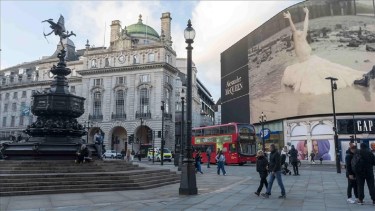 El Reino Unido levantaría todas las restricciones y ya no deberían aislarse los casos positivos. 