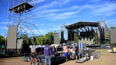 En el predio ultiman los detalles para el inicio de la Fiesta Nacional de la Manzana. (foto: Emiliana Cantera)