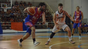 Mariano Epifanio alterna el traslado del balón con Emiliano Bell; hoy Roca tiene otro duro examen en Neuquén, ante el Pacífico de Maxi Rubio. Foto: Gino Avoledo