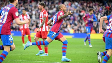 Dani Alves metió el cuarto de su equipo y después vio la roja en la tarde catalana. 