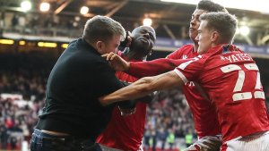 Escándalo en Inglaterra: un hincha del Leicester agredió a jugadores rivales mientras festejaban