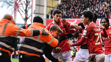 Entre los jugadores y la seguridad se sacaron al agresor de encima. Un papelón. 