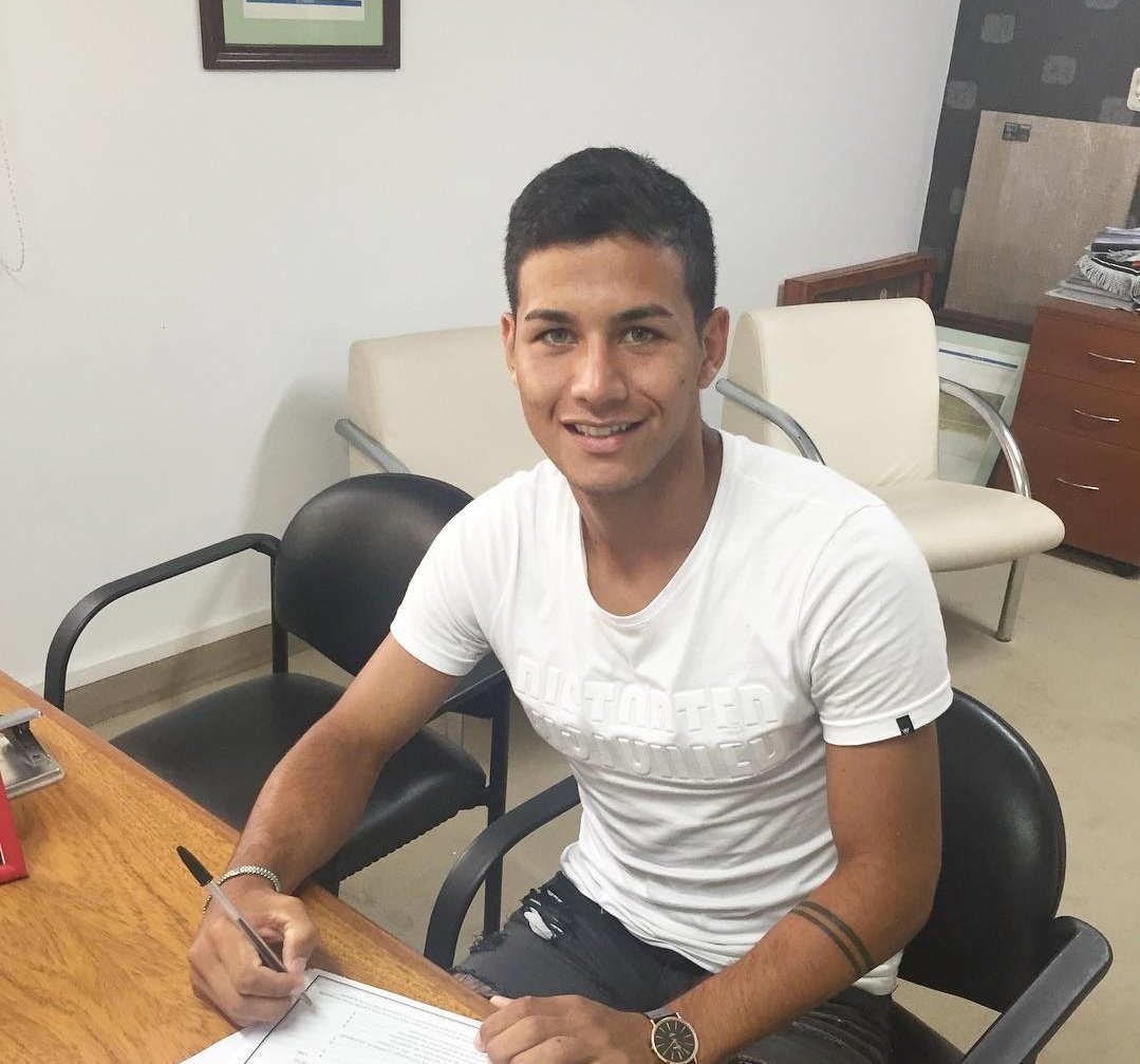 Alex Vigo en la firma del contrato con Independiente. 