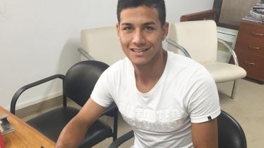 Alex Vigo en la firma del contrato con Independiente. 