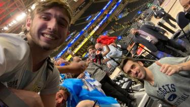 Un grupo de hinchas argentinos alentó a Campazzo en Salt Lake City.