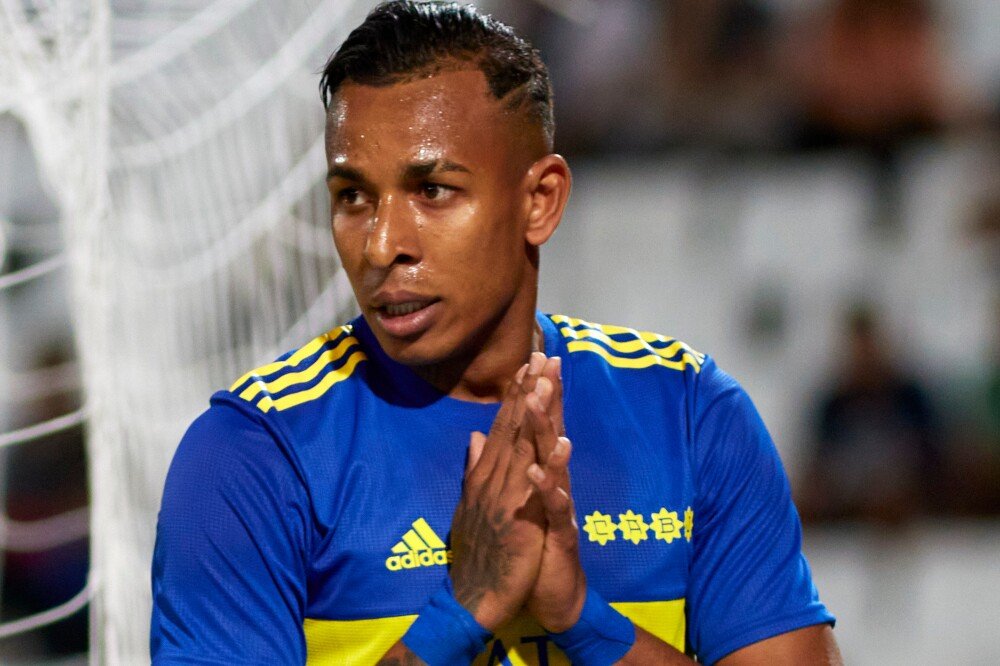 El colombiano Sebastián Villa se encuentra involucrado en un nuevo caso de violencia de genero, que se conoció justo antes del clásico con Racing por las semifinales de la Copa de la Liga Profesional de fútbol. 