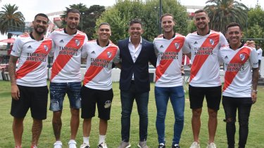 Marcelo Gallardo y los seis refuerzos. De un lado Pochettino, González Pirez y Barco. Del otro, Quintero, Mammana y Elías Gómez. Foto: prensa River 