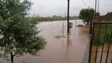 La tormenta de ayer inundó varias calles de Añelo. Foto: Gentileza Edgardo Pino.