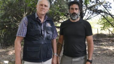 Julio César Urien (izq) y Sergio Cuestas (der) referentes de la fundación que convocó a marchar al lago Escondido por el camino de montaña. Gentileza 