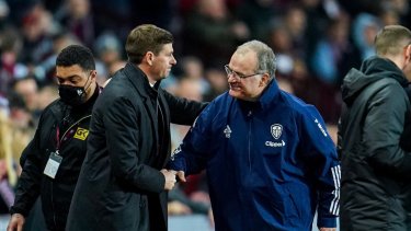 El saludo de Steven Gerard y Marcelo Bielsa, los entrenadores de Aston Villa y Leeds, después del partidazo. 