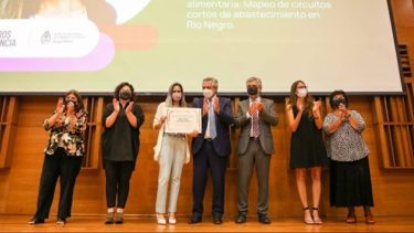 Junto al presidente, estuvo la ministra Carla Vizzotti y otros funcionarios. Foto: gentileza.-