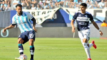 Edwin Cardona fue titular por primera vez en un partido oficial de Racing.  