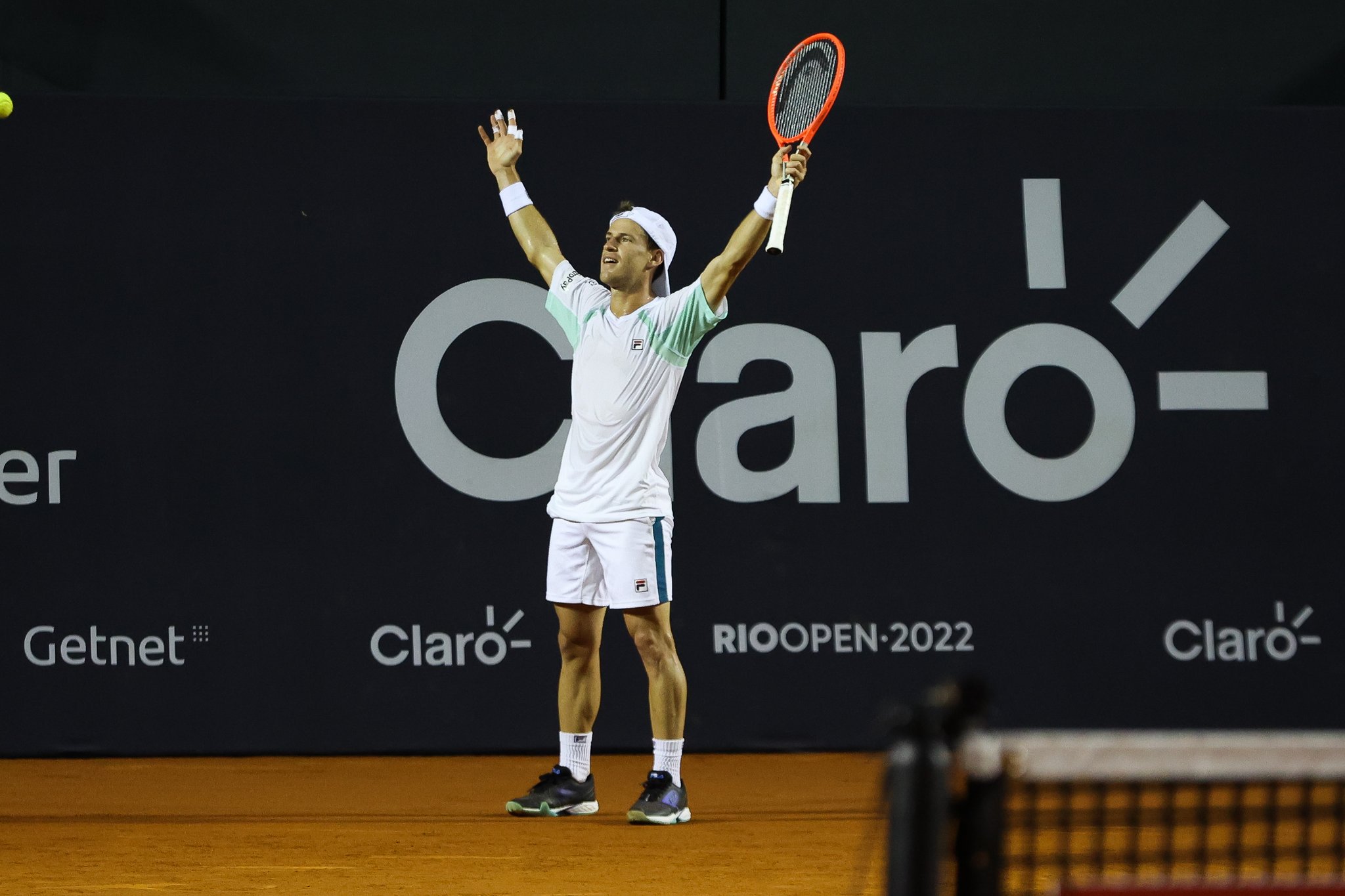 El Peque Schwartzman levanta los brazos para festejar el triunfo en su debut en Brasil. 