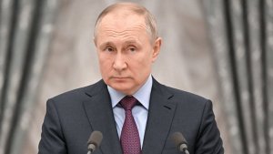 Putin penará a los medios que brinden «informaciones falsas» y bloqueó Facebook y Twitter