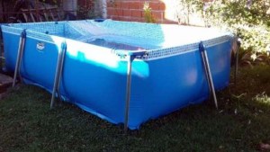 Una mujer embarazada de ocho meses fue hallada muerta en una pileta de lona