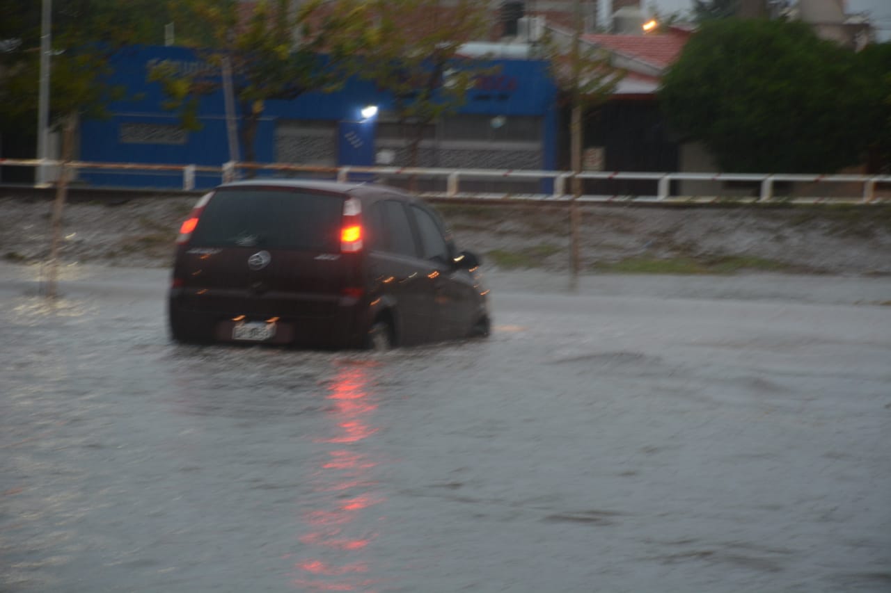 En Neuquén, muchas calles se vieron comprometidas por las lluvias (Foto: Yamil Regules)