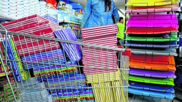 Los chicos de los barrios de la zona norte y noreste de Roca necesitan útliles para poder regresar al colegio. Apelan a la solidaridad de los vecinos y comerciantes. Foto Archivo.