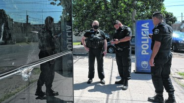 Agentes evalúan los daños en un destacamento  atacado. 