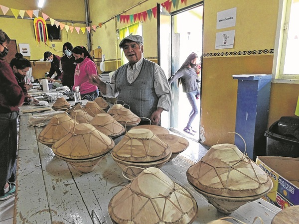 Empleados de Artesanías Neuquinas compraron artesanías de las comunidades mapuches de la zona sur (Artesanías Neuquinas)