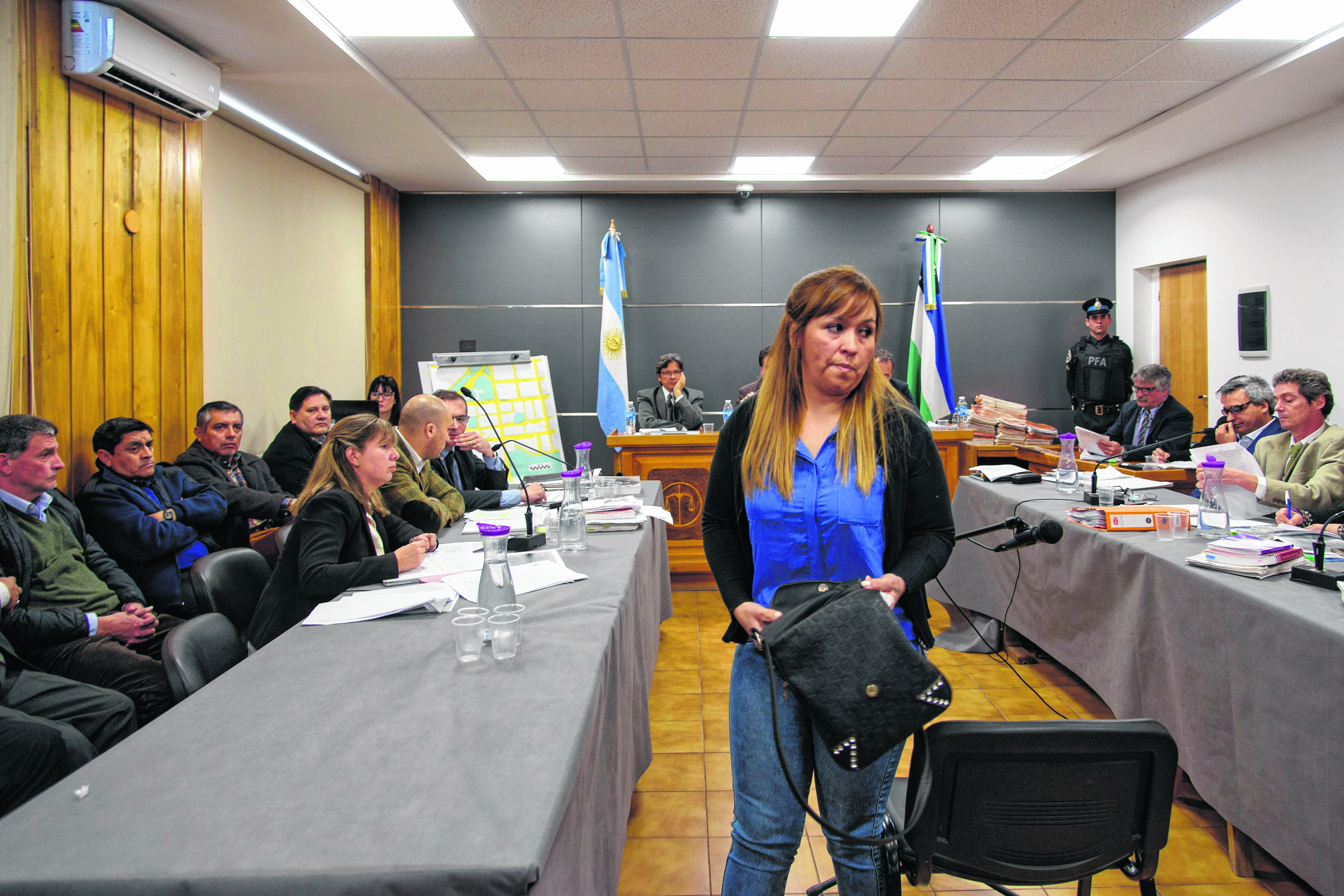 Karina Riquelme, esposa de Sergio Cárdenas, durante el juicio a los exjefes policiales, que se hizo a finales de 2018, en Bariloche. (Foto de archivo de Marcelo Martínez)