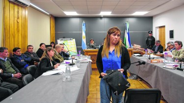 Karina Riquelme, esposa de Sergio Cárdenas, durante el juicio a los exjefes policiales, que se hizo a finales de 2018, en Bariloche. (Foto de archivo de Marcelo Martínez)
