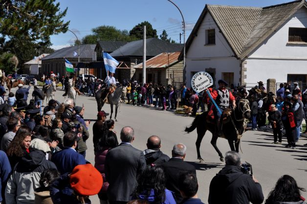 En gran número los vecinos de Pilcaniyeu participaron del desfile gaucho. Foto: José Mellado.