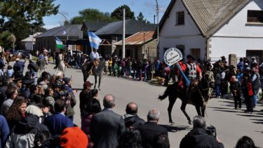 En gran número los vecinos de Pilcaniyeu participaron del desfile gaucho. Foto: José Mellado.
