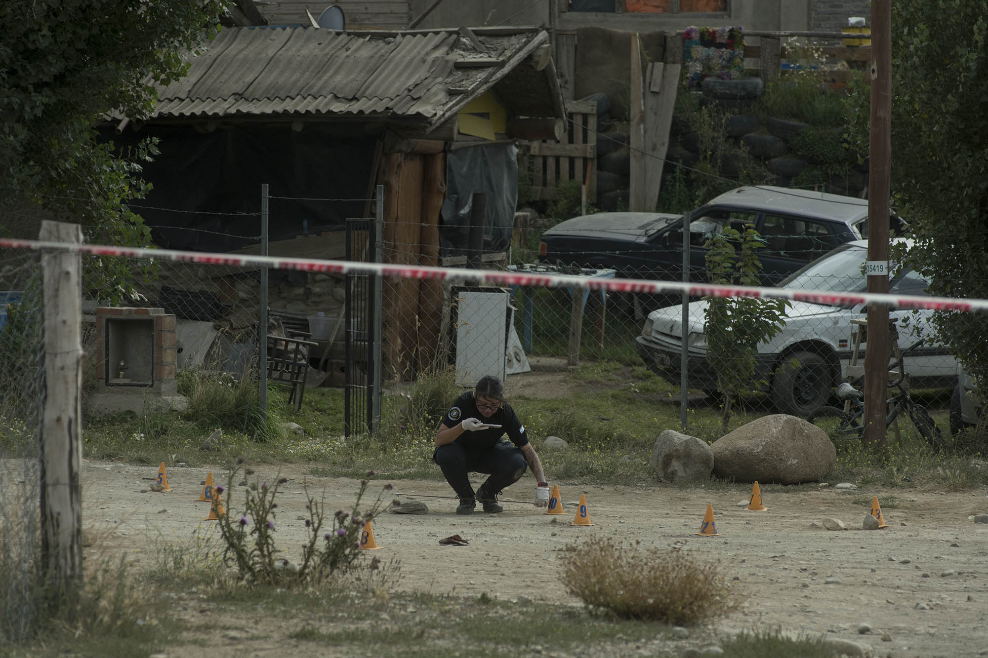 Peritos trabajan en el sector donde ocurrió el homicidio en el barrio Nahuel Hue de Bariloche. (Foto de Marcelo Martínez)