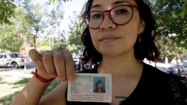 La joven tiene 35 años y se recibirá de profesora de química. Integra el lof Newen Mapu. Pronto este documento será historia. Foto Oscar Livera.
