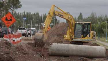 Las tareas sobre la Ruta 7, entre la rotonda Jacinto Stábile e Islas Malvinas en Centenario. Foto Oscar Livera.