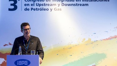 El petrolero que colgó el mameluco para subirse a los escenarios