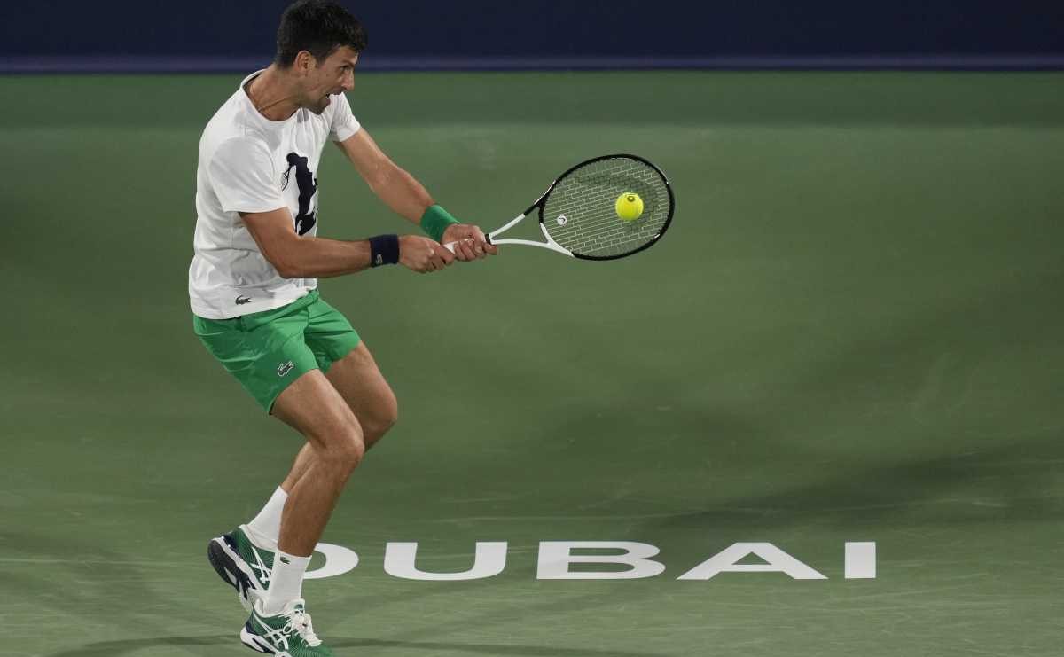 El serbio Novak Djokovic entrena un día antes del Dubai Duty Free Tennis Championship en Dubai, Emiratos Árabes Unidos, el domingo 20 de febrero de 2022. (Foto AP/Kamran Jebreili)