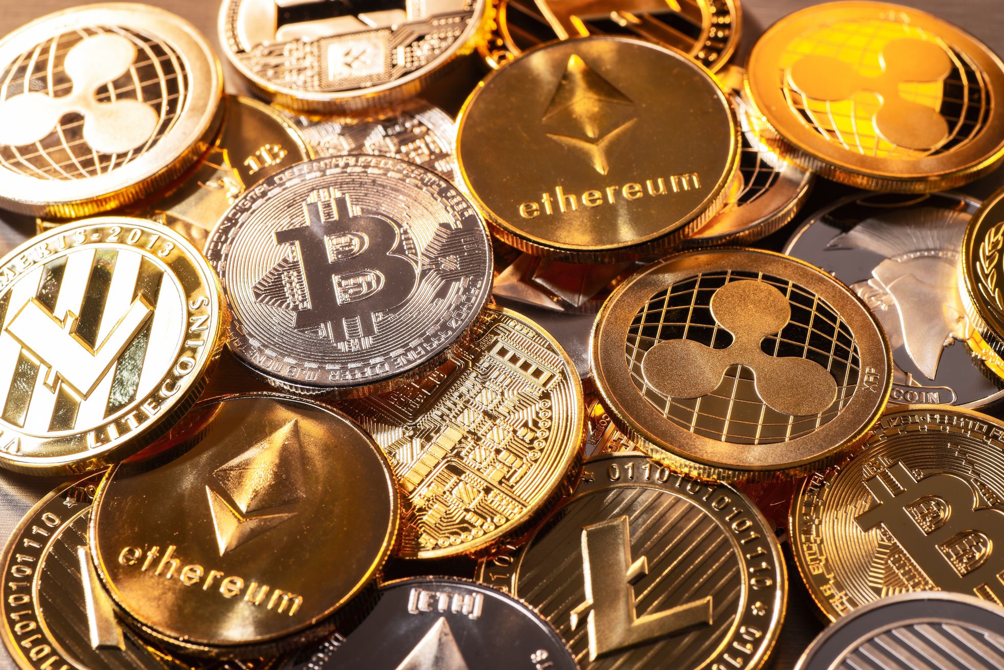 El bitcoin sigue siendo la referencia cripto, pero la diversidad de monedas lleva a que algunos usuarios puedan ser engañados.