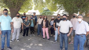 Los trabajadores mantienen una permanencia en las puertas de la Cooperativa La Reginense. (Foto Néstor Salas)